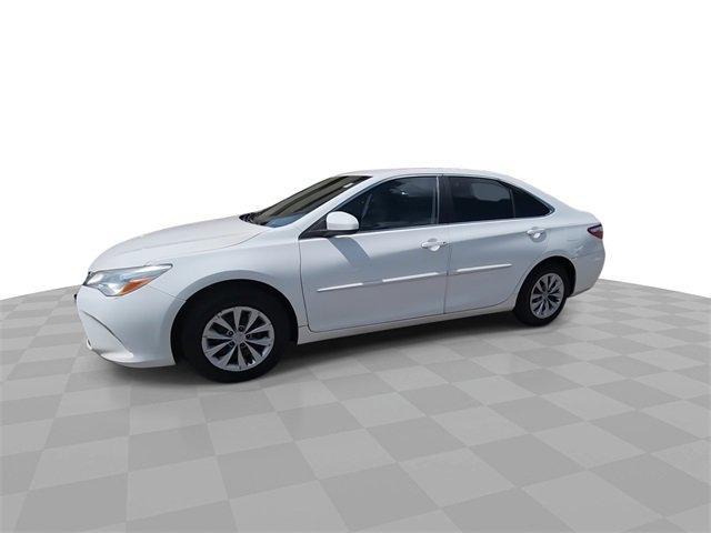 Photo of 2016 Super White Toyota Camry