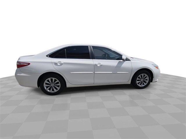 Photo of 2016 Super White Toyota Camry