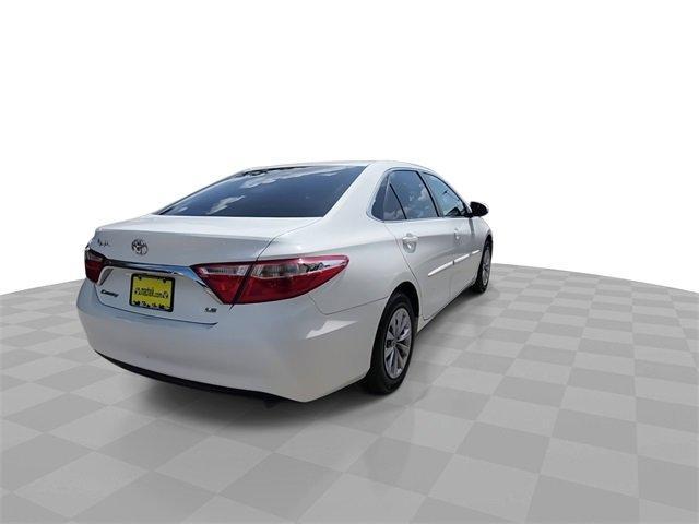 Photo of 2016 Super White Toyota Camry
