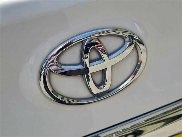 Photo of 2016 Super White Toyota Camry