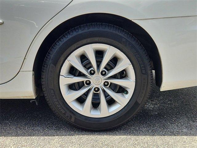 Photo of 2016 Super White Toyota Camry