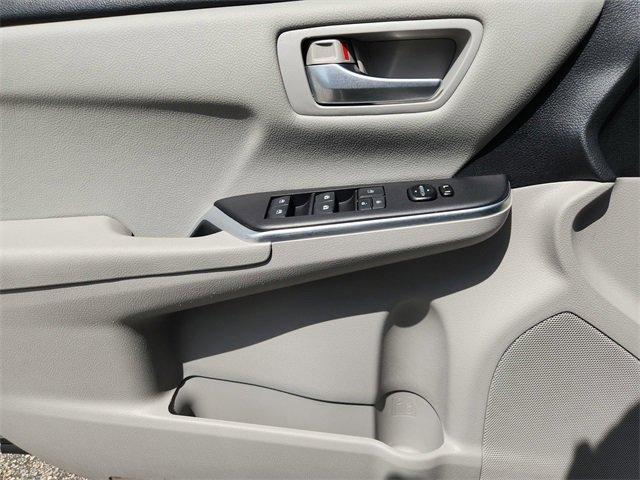 Photo of 2016 Super White Toyota Camry