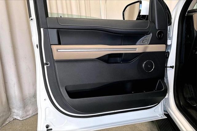 Photo of 2024 Oxford White Ford Expedition Max