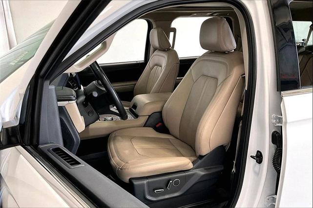 Photo of 2024 Oxford White Ford Expedition Max