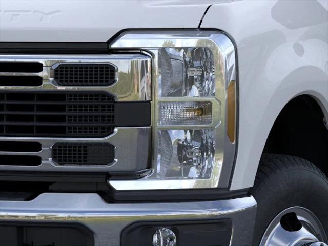Photo of 2025 Oxford White Ford F-350