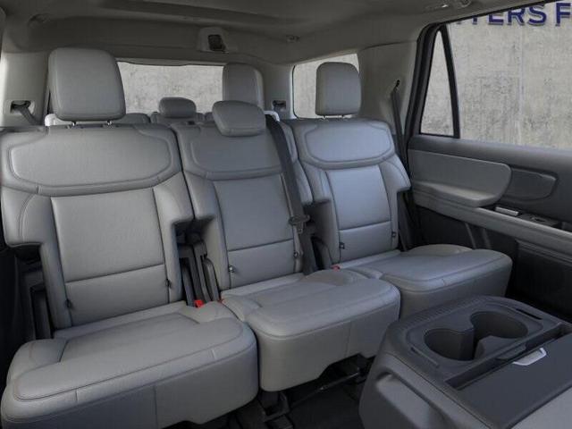Photo of 2025 Star White Metallic Tri-Coat Ford Expedition