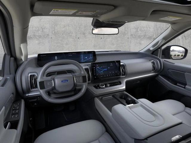 Photo of 2025 Star White Metallic Tri-Coat Ford Expedition
