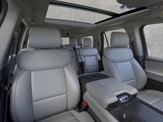 Photo of 2025 Star White Metallic Tri-Coat Ford Expedition