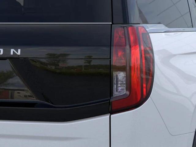 Photo of 2025 Star White Metallic Tri-Coat Ford Expedition