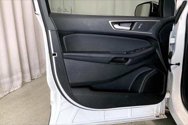Photo of 2022 Oxford White Ford Edge
