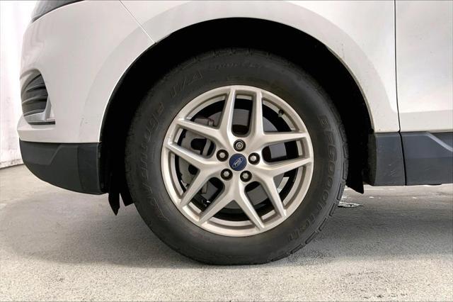 Photo of 2022 Oxford White Ford Edge