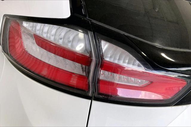 Photo of 2022 Oxford White Ford Edge