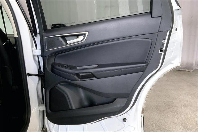 Photo of 2022 Oxford White Ford Edge