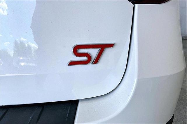 Photo of 2023 Star White Metallic Tri-Coat Ford Explorer
