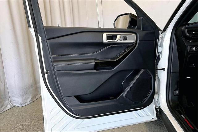 Photo of 2023 Star White Metallic Tri-Coat Ford Explorer