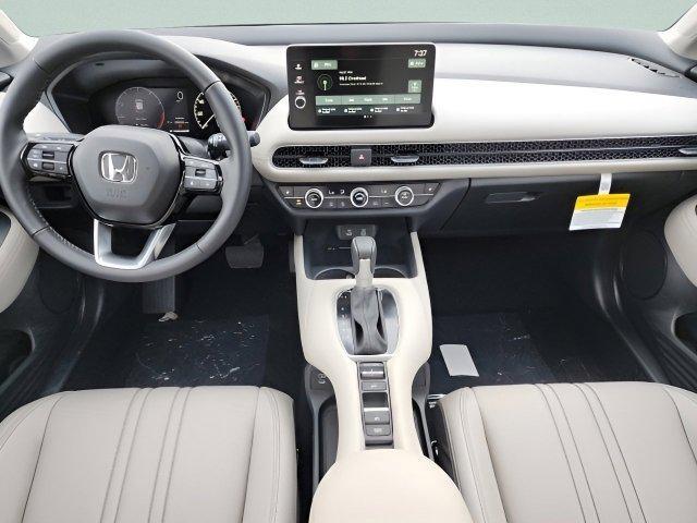Photo of 2026 Platinum White Pearl Honda HR-V