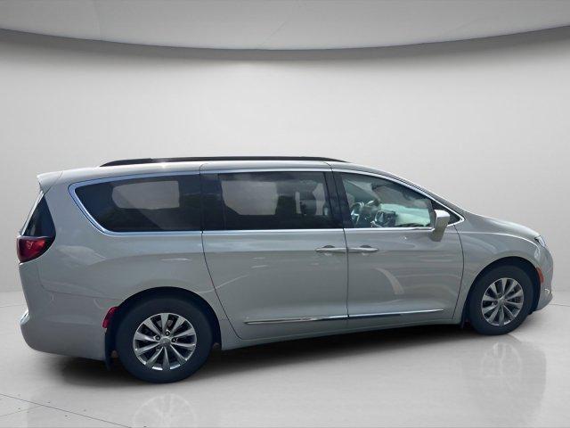 Photo of 2017 Tusk White Chrysler Pacifica
