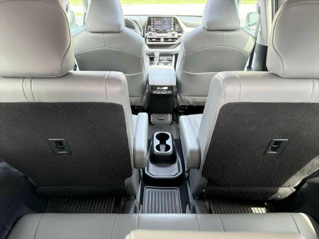Photo of 2022 Moon Dust Toyota Highlander