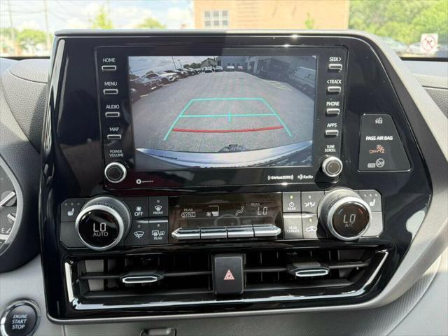 Photo of 2022 Moon Dust Toyota Highlander