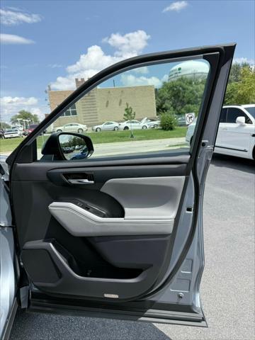 Photo of 2022 Moon Dust Toyota Highlander