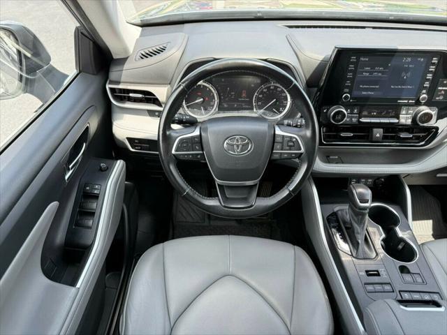 Photo of 2022 Moon Dust Toyota Highlander