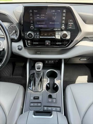 Photo of 2022 Moon Dust Toyota Highlander