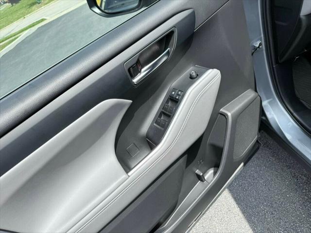 Photo of 2022 Moon Dust Toyota Highlander