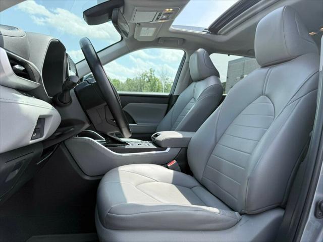 Photo of 2022 Moon Dust Toyota Highlander