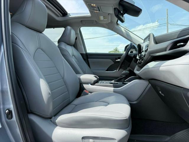 Photo of 2022 Moon Dust Toyota Highlander