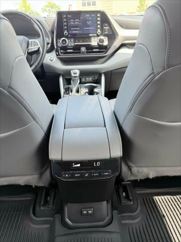 Photo of 2022 Moon Dust Toyota Highlander