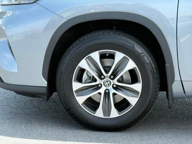Photo of 2022 Moon Dust Toyota Highlander