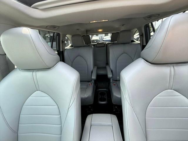 Photo of 2022 Moon Dust Toyota Highlander