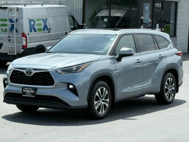 Photo of 2022 Moon Dust Toyota Highlander