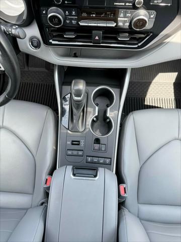 Photo of 2022 Moon Dust Toyota Highlander