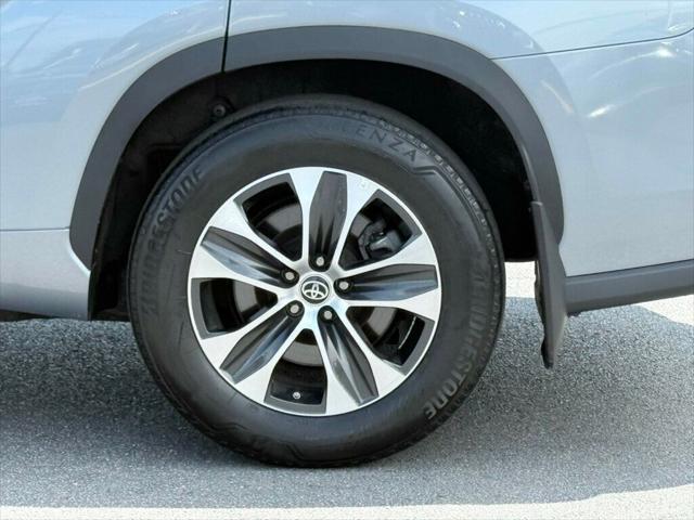 Photo of 2022 Moon Dust Toyota Highlander