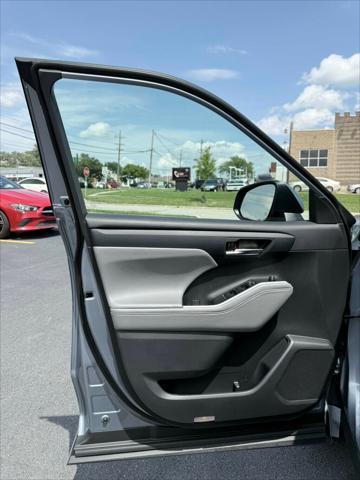 Photo of 2022 Moon Dust Toyota Highlander