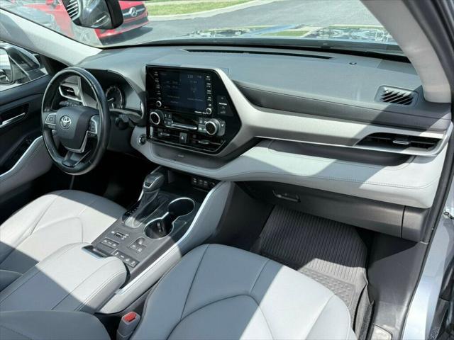 Photo of 2022 Moon Dust Toyota Highlander