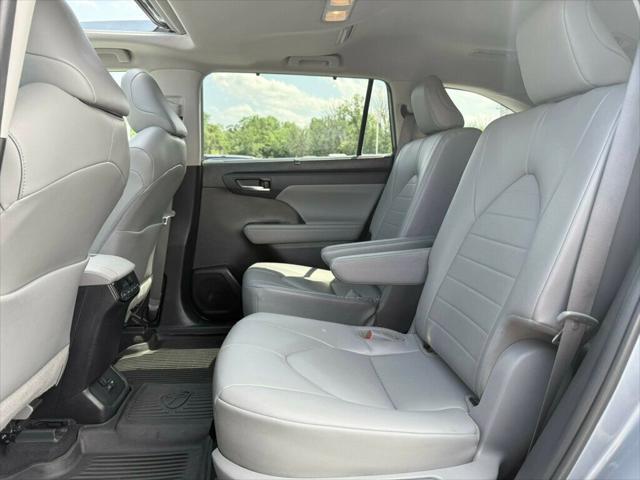Photo of 2022 Moon Dust Toyota Highlander