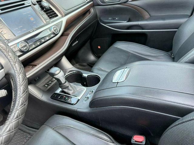 Photo of 2015 Attitude Black Metallic Toyota Highlander
