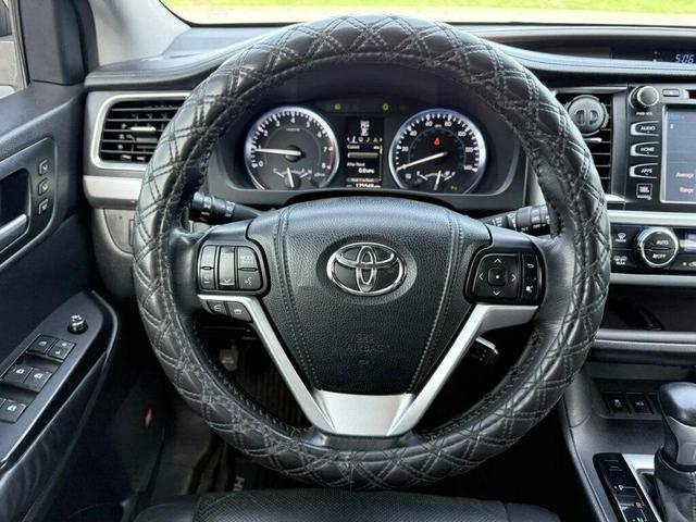 Photo of 2015 Attitude Black Metallic Toyota Highlander