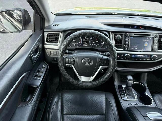 Photo of 2015 Attitude Black Metallic Toyota Highlander