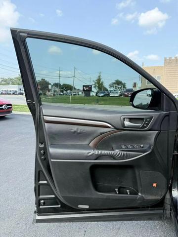 Photo of 2015 Attitude Black Metallic Toyota Highlander