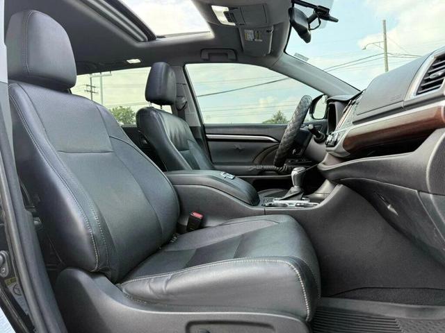 Photo of 2015 Attitude Black Metallic Toyota Highlander