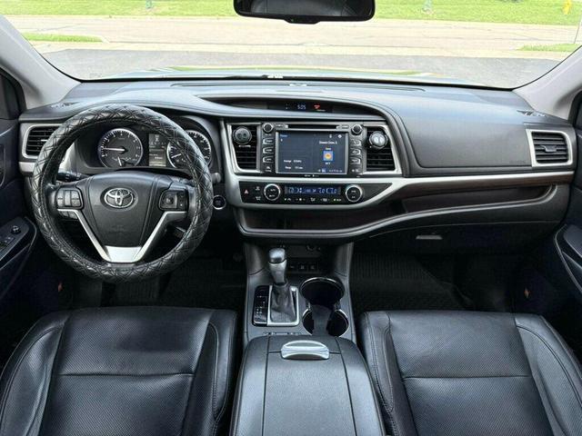 Photo of 2015 Attitude Black Metallic Toyota Highlander