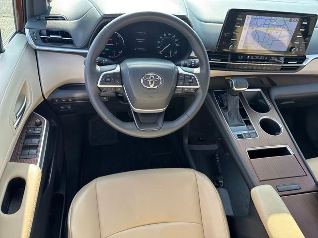 Photo of 2024 Sunset Bronze Toyota Sienna