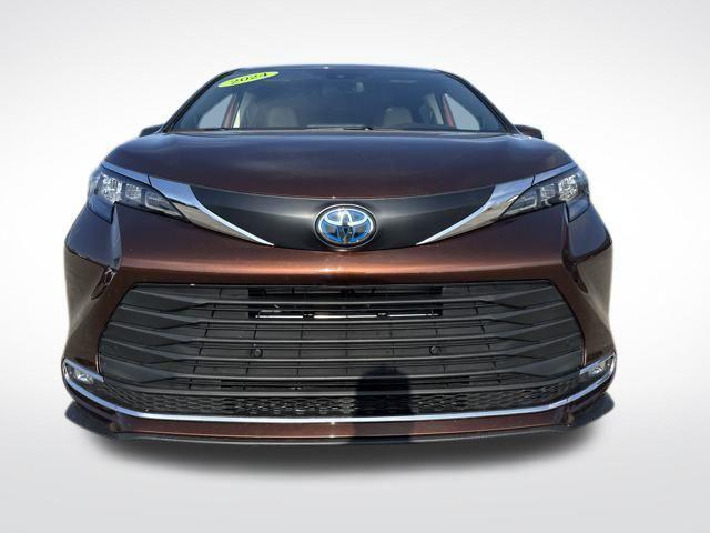 Photo of 2024 Sunset Bronze Toyota Sienna
