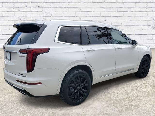 Photo of 2023 Crystal White Tricoat Cadillac XT6