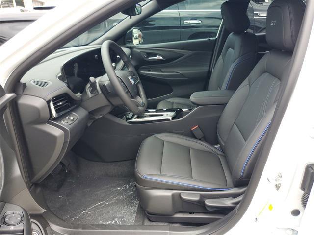 Photo of 2025 Summit White Buick Envista