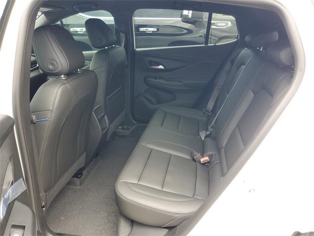 Photo of 2025 Summit White Buick Envista