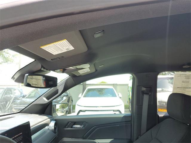 Photo of 2025 Summit White Chevrolet Colorado